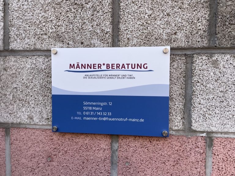 Das Hinweisschild der Männer*beratung