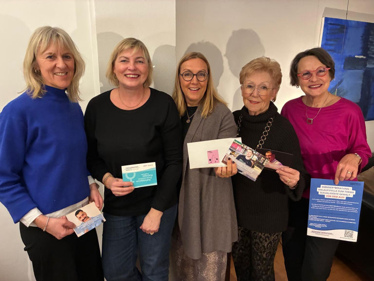 Bildunterschrift: v.l.n.r.: Antje Canisius, Ute Willim,  Sybille Klein, Irmingard Spielmann vom Frauenbasar Budenheim und Anette Diehl vom Frauen*notruf Mainz bei der Spendenübergabe