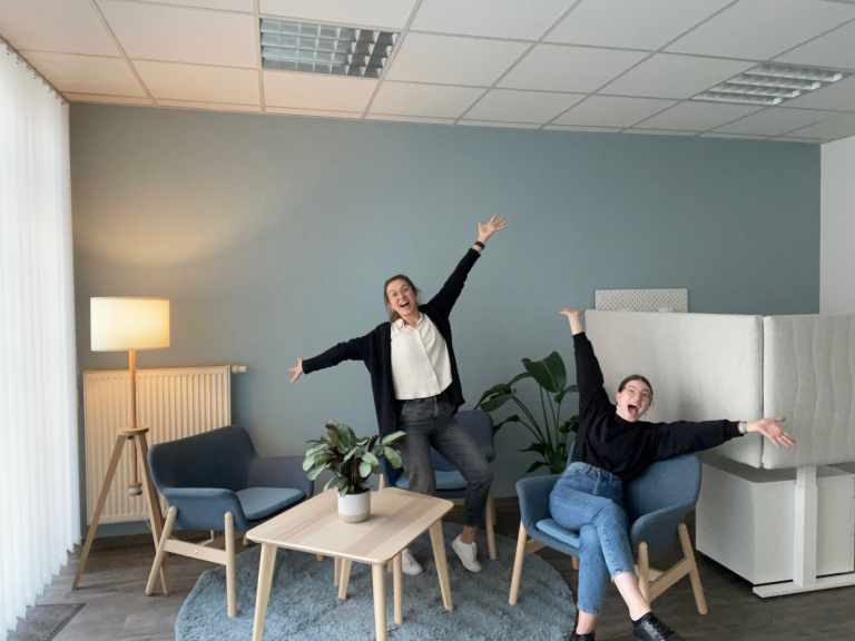 Sabine Wollstädter und Emma Leonhardt vom Frauennotruf Mainz e.V. freuen sich über die neue Ausstattung