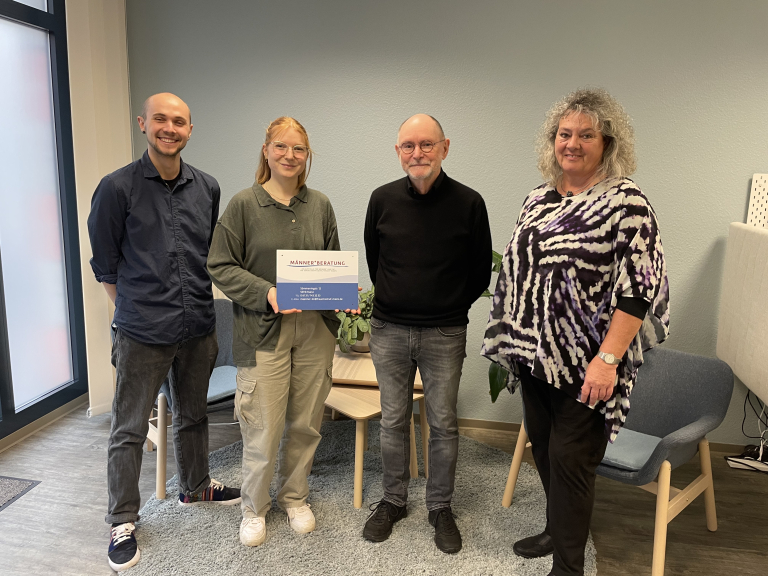 Jassin Queiroz de Souza und Leah Krieger sowie Norbert Wittlich und Dr. Stefanie Wagner von Lions Club Mainz stehen in der Männerberatung