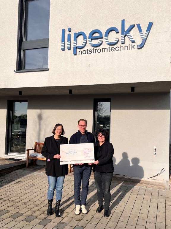 Angela Seip Vorstandsfrau vom Frauennotruf mit Thomas und Julia Lipecky bei der Spendenübergabe von Lipecky Notstromtechnik GmbH für die Männer*beratung Mainz