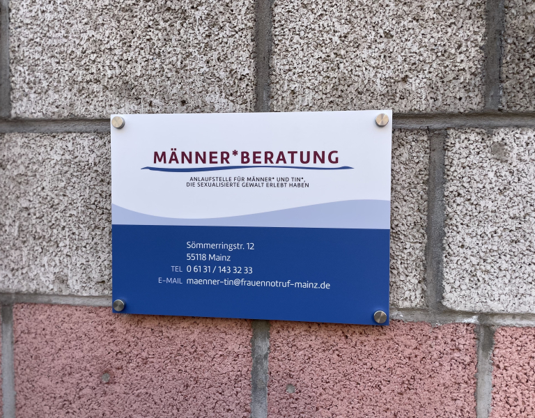 Das Hinweisschild der Männer*beratung